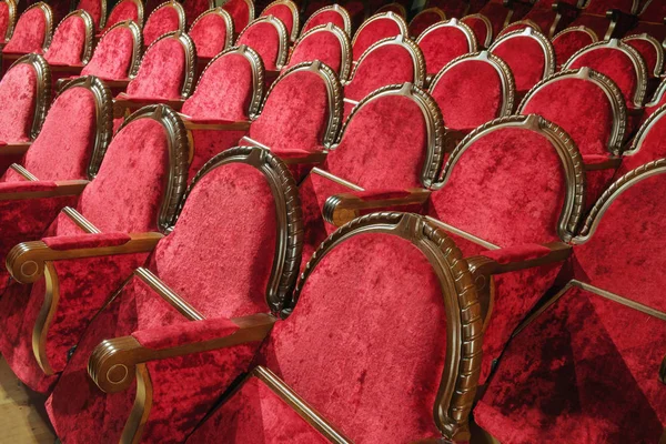 Esvaziar vintage vermelho de madeira e veludo cadeiras — Fotografia de Stock