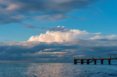 Büyük beyaz bulut arkaplanlı bir iskele görüntüsü