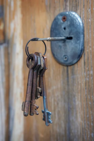 Набор старых ржавых ключей в замочной скважине — стоковое фото
