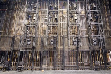 İp zincirleri ve sahne ışıkları kuliste.