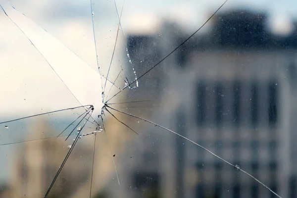 Грязное разбитое стекло — стоковое фото