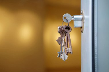 Anahtar deliğinde paslı anahtarlar