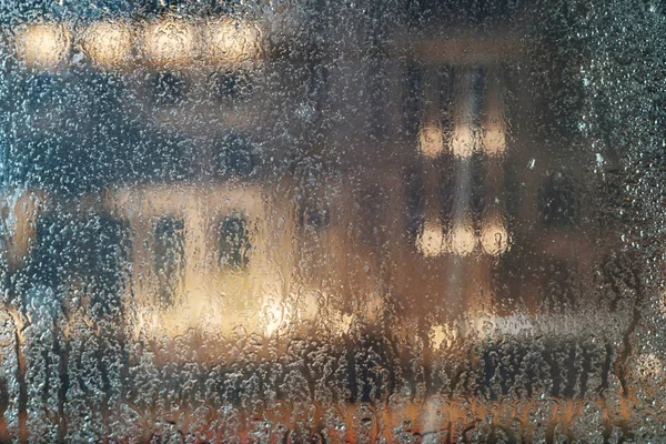 Islak cam pencereye yoğunlaşma ve yağmur damlaları