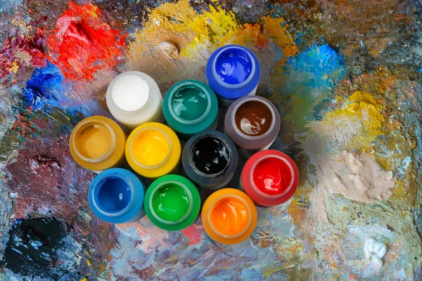Akrylfärger i plastbehållarna på paletten — Stockfoto