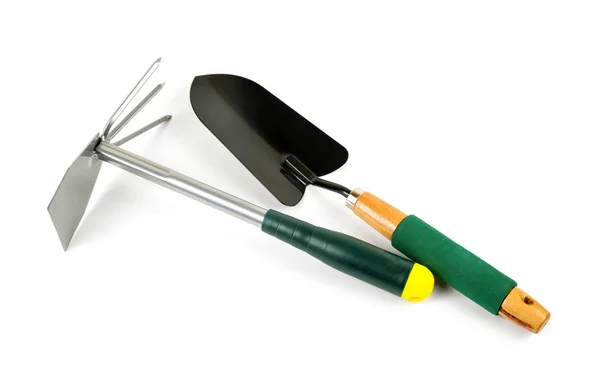 Лопата с зеленой ручкой и садовый инструмент с граблями и мотыгой — стоковое фото