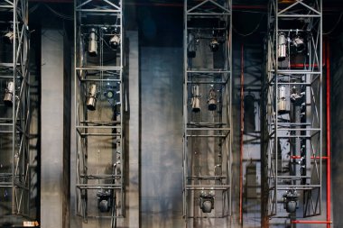 Tiyatronun sahnesinde ışıklandırma ekipmanları