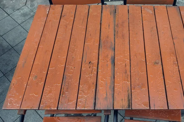 Krople deszczu na brązowy drewniany stół po deszczu — Zdjęcie stockowe