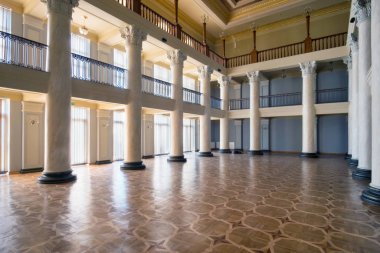 Klasik bir binanın içi. 