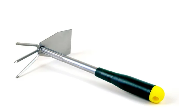 Металлический садовый инструмент с граблями и мотыгой — стоковое фото