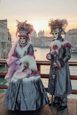 Maskeli ve giyinmiş çift poz 