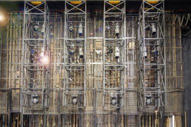 İp zincirleri ve sahne ışıkları kuliste.