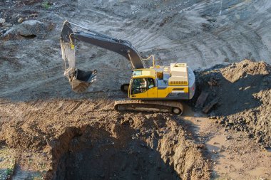  Kazıcı inşaat alanında siper kazıyor..