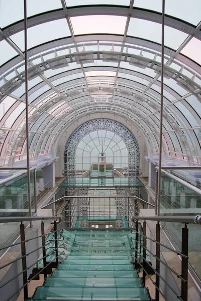 Zicht op het transparante glazen plafond — Stockfoto
