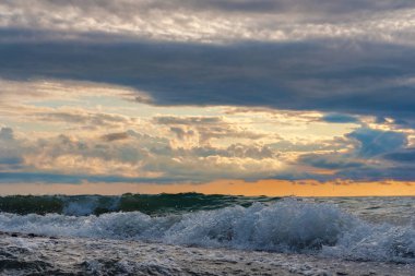 Gün batımına karşı bir dalga 