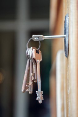 Eski paslı tuşları anahtar deliğine yerleştir