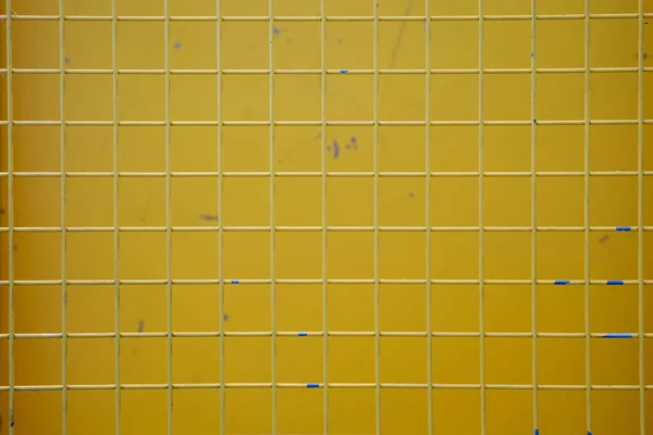 Rede de metal amarelo — Fotografia de Stock