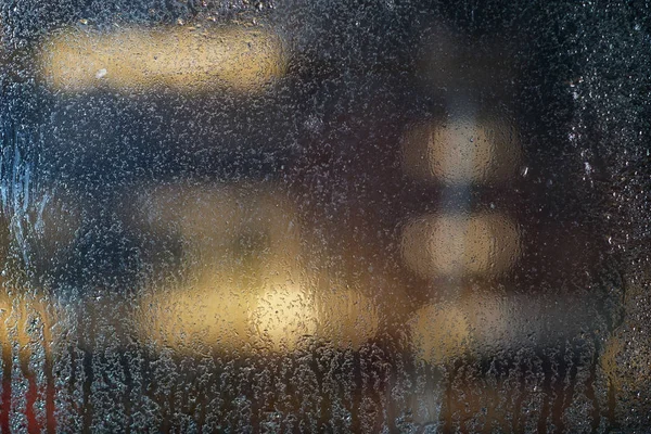Islak cam pencereye yoğunlaşma ve yağmur damlaları — Stok fotoğraf