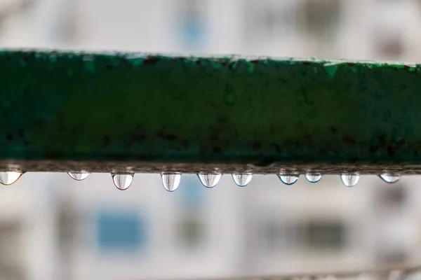 Gotas de lluvia sobre el carril verde oxidado — Foto de Stock