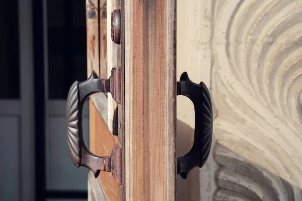 Detalhe da porta de madeira com maçanetas velhas da porta do metal — Fotografia de Stock