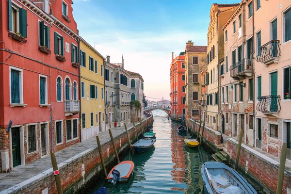 Beautiful houses and boats along narrow canal — Stock Photo, Image