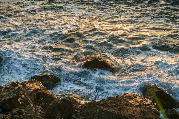 Vagues de mer orageuses s'écrasant contre un rivage rocheux — Photo