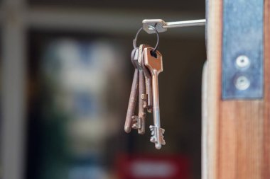 Eski paslı tuşları anahtar deliğine yerleştir