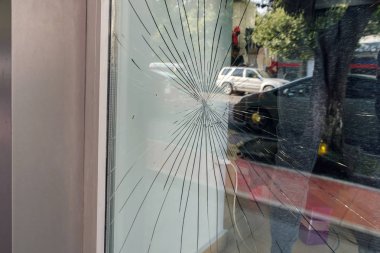 Dükkanın camında kırık cam var. 