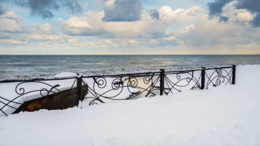 Kumsalda karla kaplı köprü