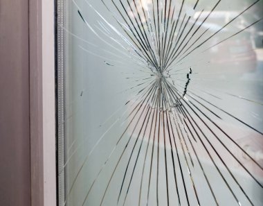 Dükkanın camında kırık cam var. 