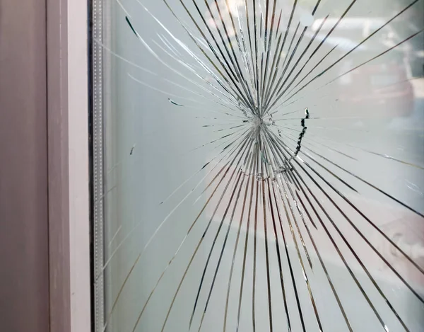 Vidrio roto en el escaparate de una tienda — Foto de Stock