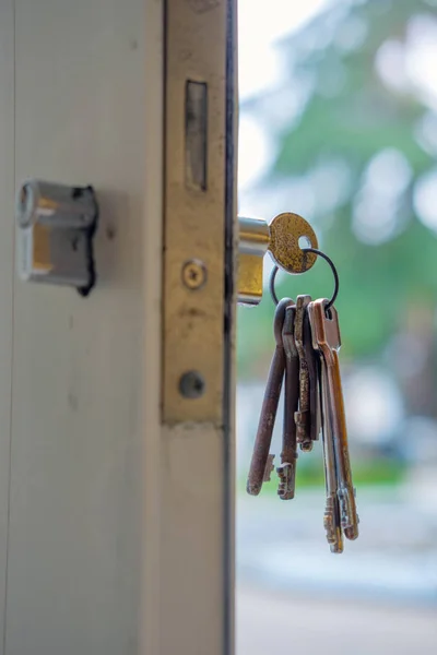 Satz alter Schlüssel im Türschloss — Stockfoto