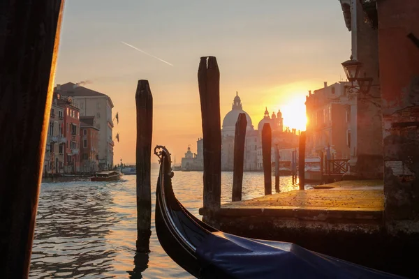 Empty gondola at the pier at sunset — Stock Photo, Image