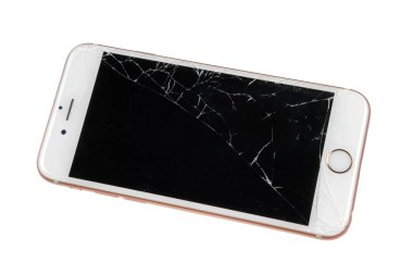 Beyaz arkaplanda kırık ekranlı beyaz akıllı telefon