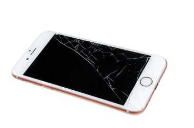 Beyaz arkaplanda kırık ekranlı beyaz akıllı telefon