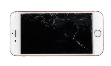 Beyaz arkaplanda kırık ekranlı beyaz akıllı telefon