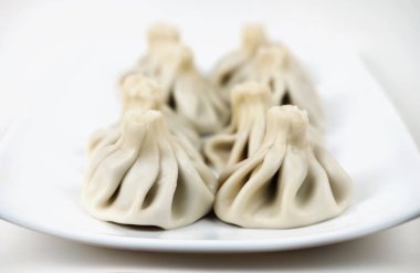 Hıngel beyaz bir plaka üzerinde