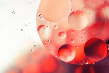 Gradyan kırmızı ve beyaz renklere sahip renkli soyut arkaplan