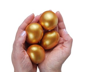 Altın Paskalya yumurtalarını tutan eller