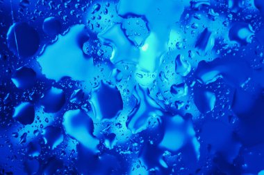 mavi bir arka plan üzerinde su damlaları