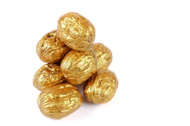 Beyaz arka planda altın cevizler