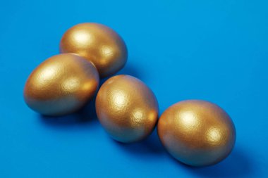 Mavi bir yüzeyde altın yumurtalar