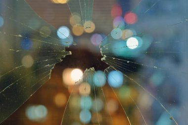 Soyut şehir ışıkları kirli kırık camların arkasında