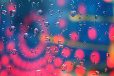 Su soyut bir arkaplana düşer, mavi, kırmızı...