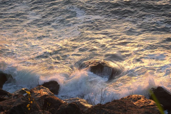 Vagues de mer orageuses s'écrasant contre un rivage rocheux — Photo