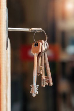 Eski paslı tuşları anahtar deliğine yerleştir