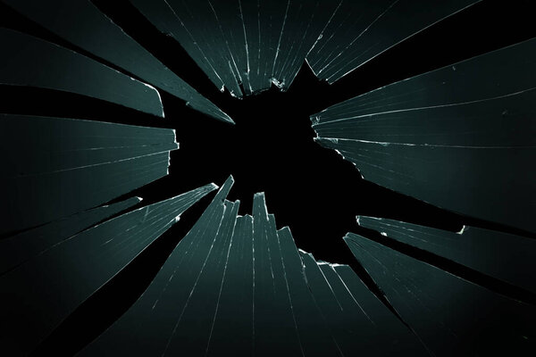 разбитое и разбитое стекло с отверстием
