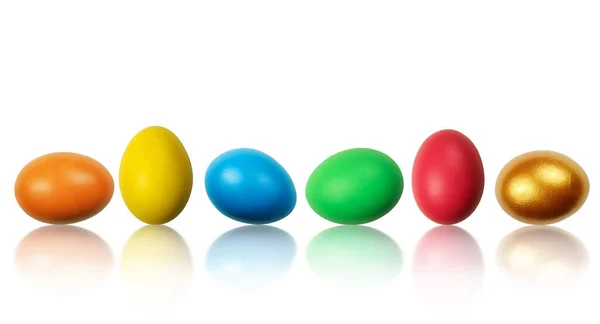 Набор пасхальных яиц, отражающихся на белом фоне — стоковое фото