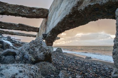 Fırtınadan sonra sahildeki harabe bina.