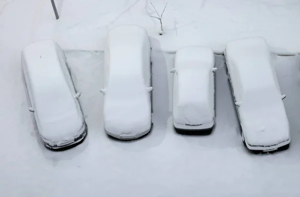 Cuatro Coches Aparcados Cubiertos Nieve Vista Superior — Foto de Stock