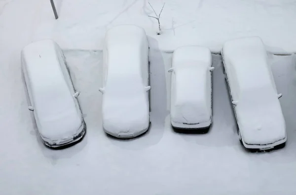 Quatre Voitures Garées Couvertes Neige Vue Dessus — Photo